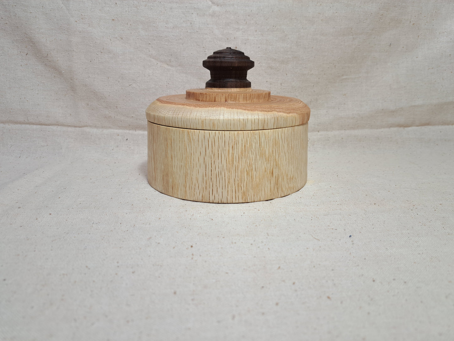 #154 Oak box with Walnut knob