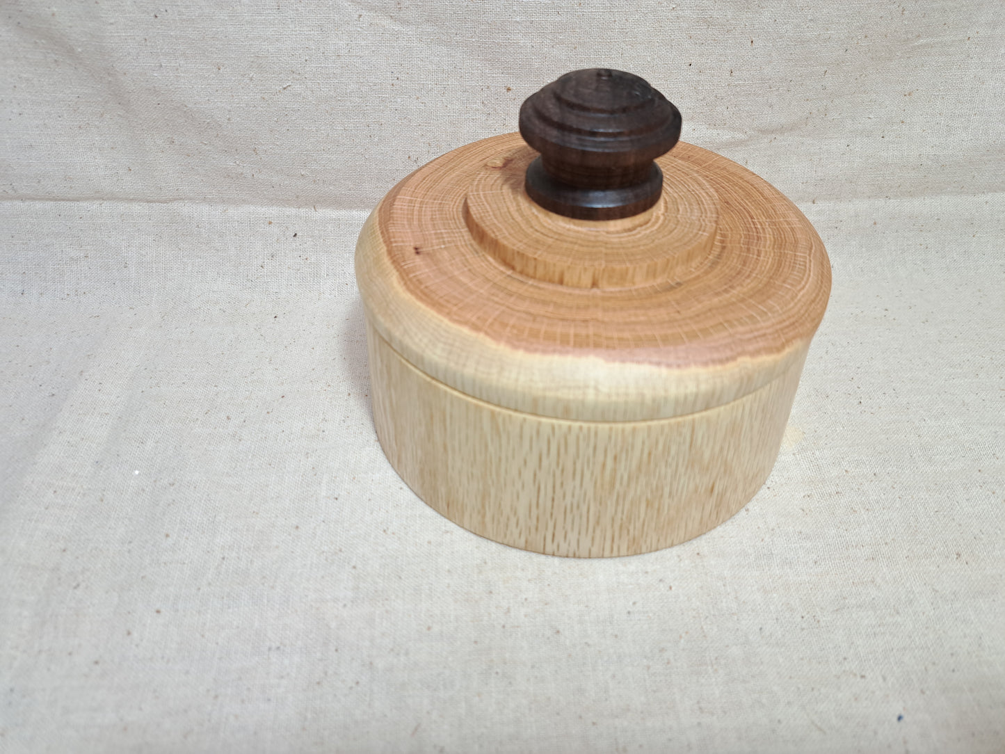 #154 Oak box with Walnut knob