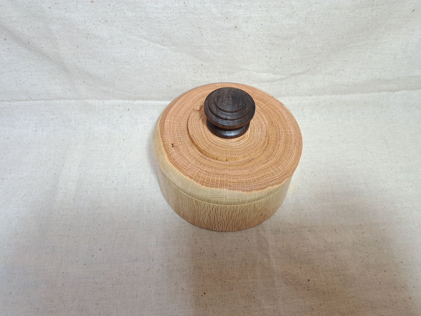 #154 Oak box with Walnut knob