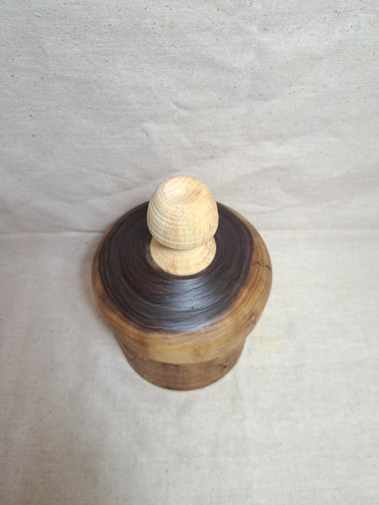 #77 Walnut box with Maple knob