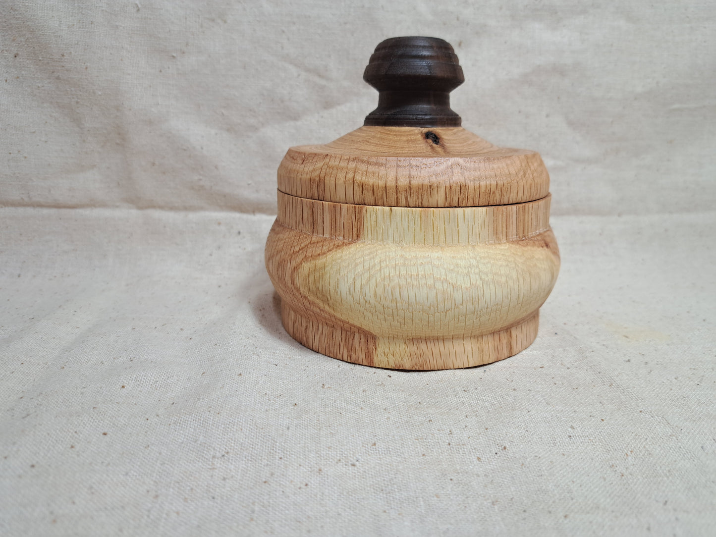 #152 Oak box with Walnut knob