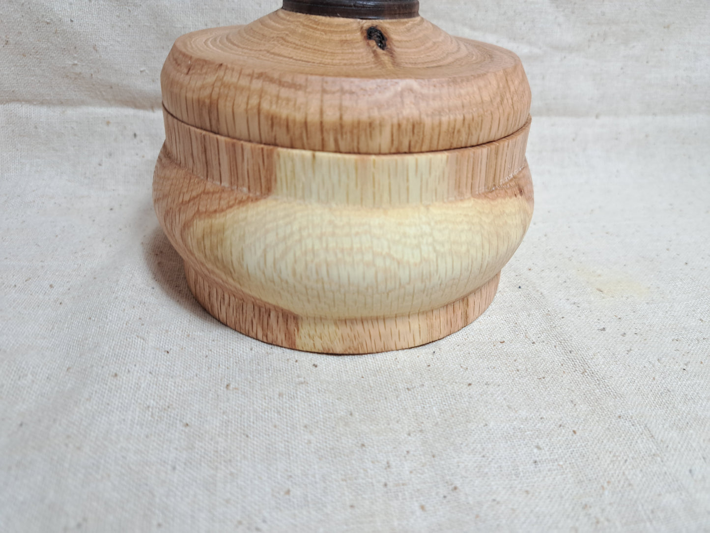 #152 Oak box with Walnut knob