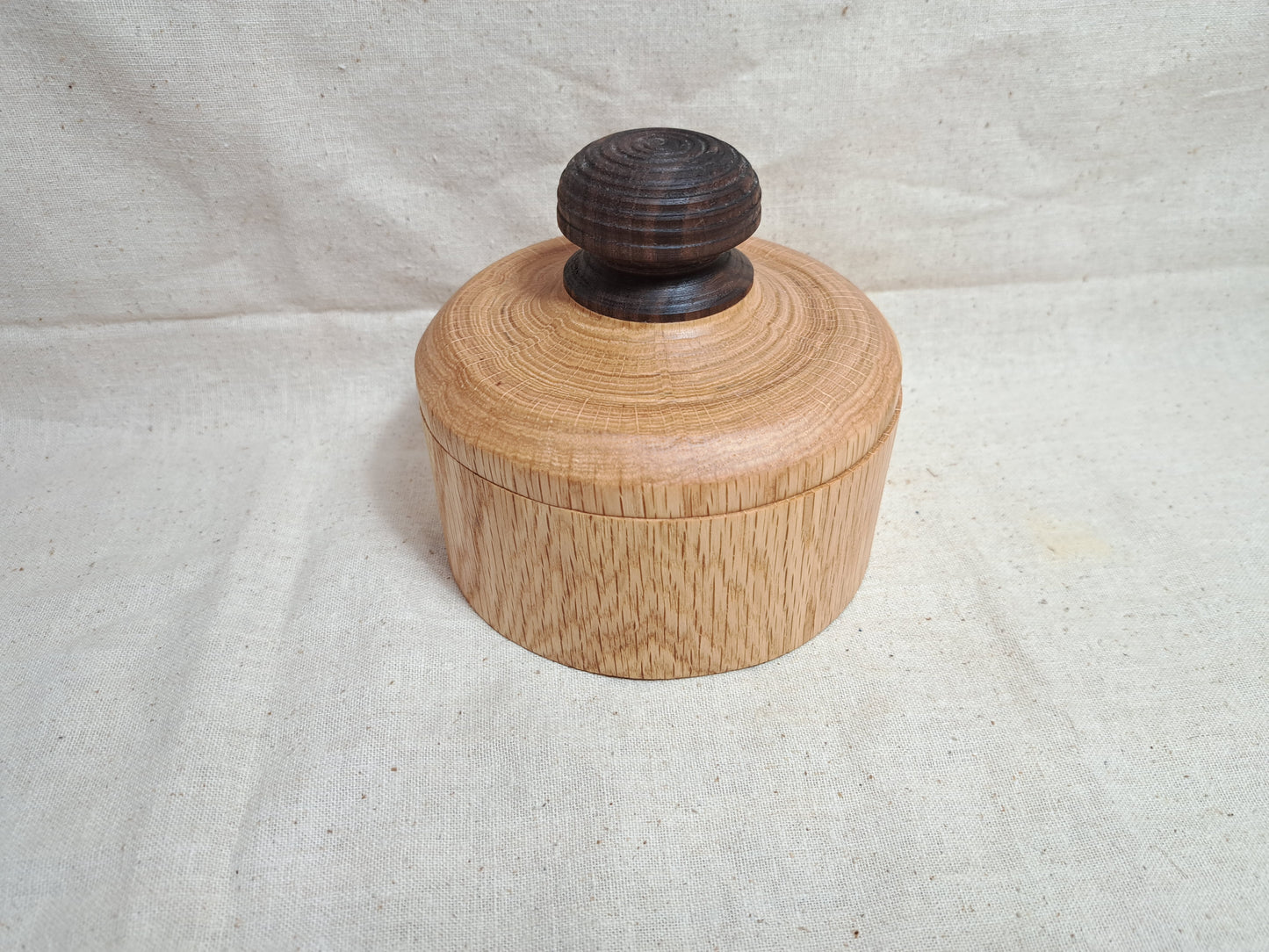 #157 Oak box with Walnut knob