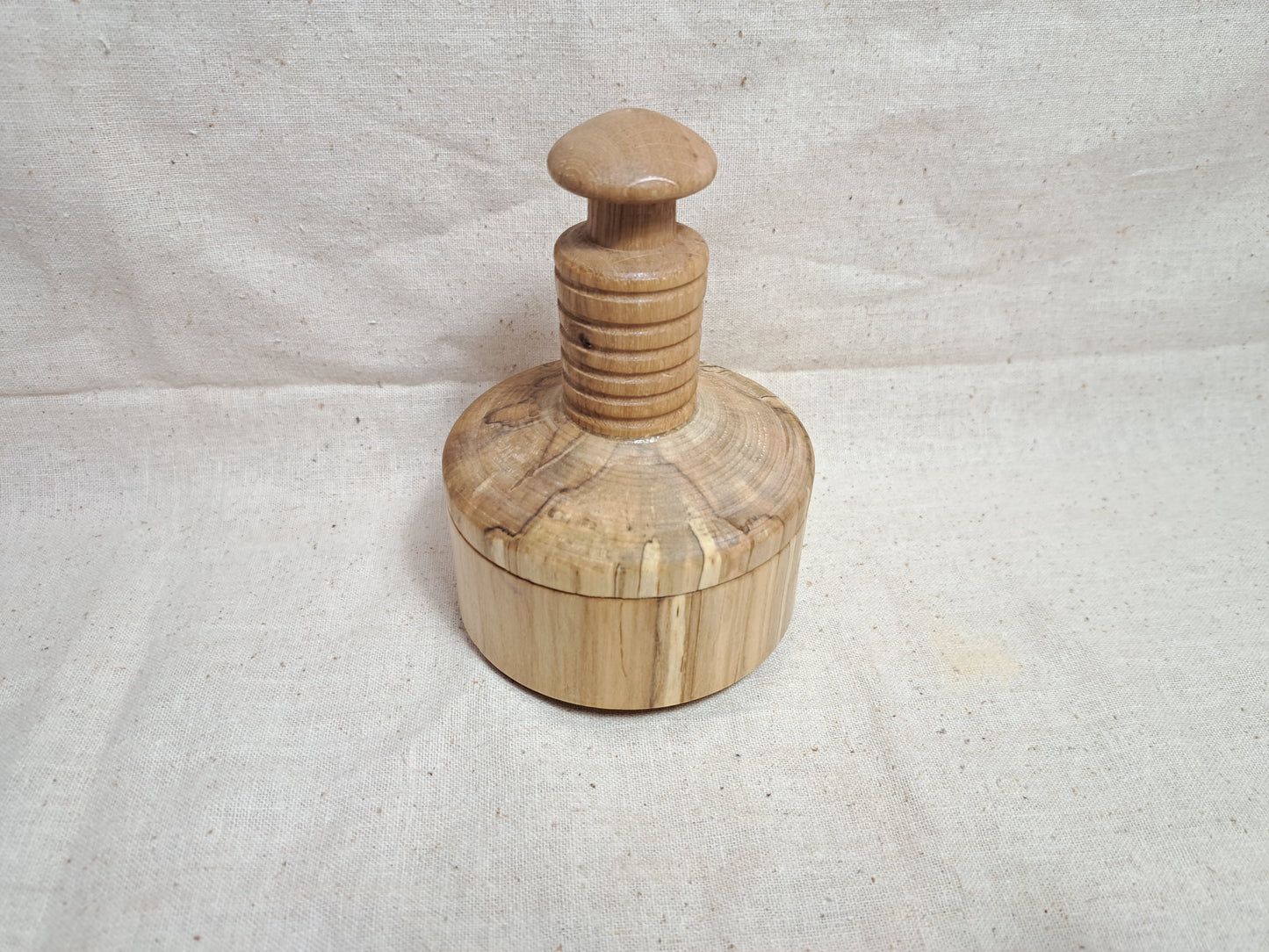 #68 Maple box with Oak knob